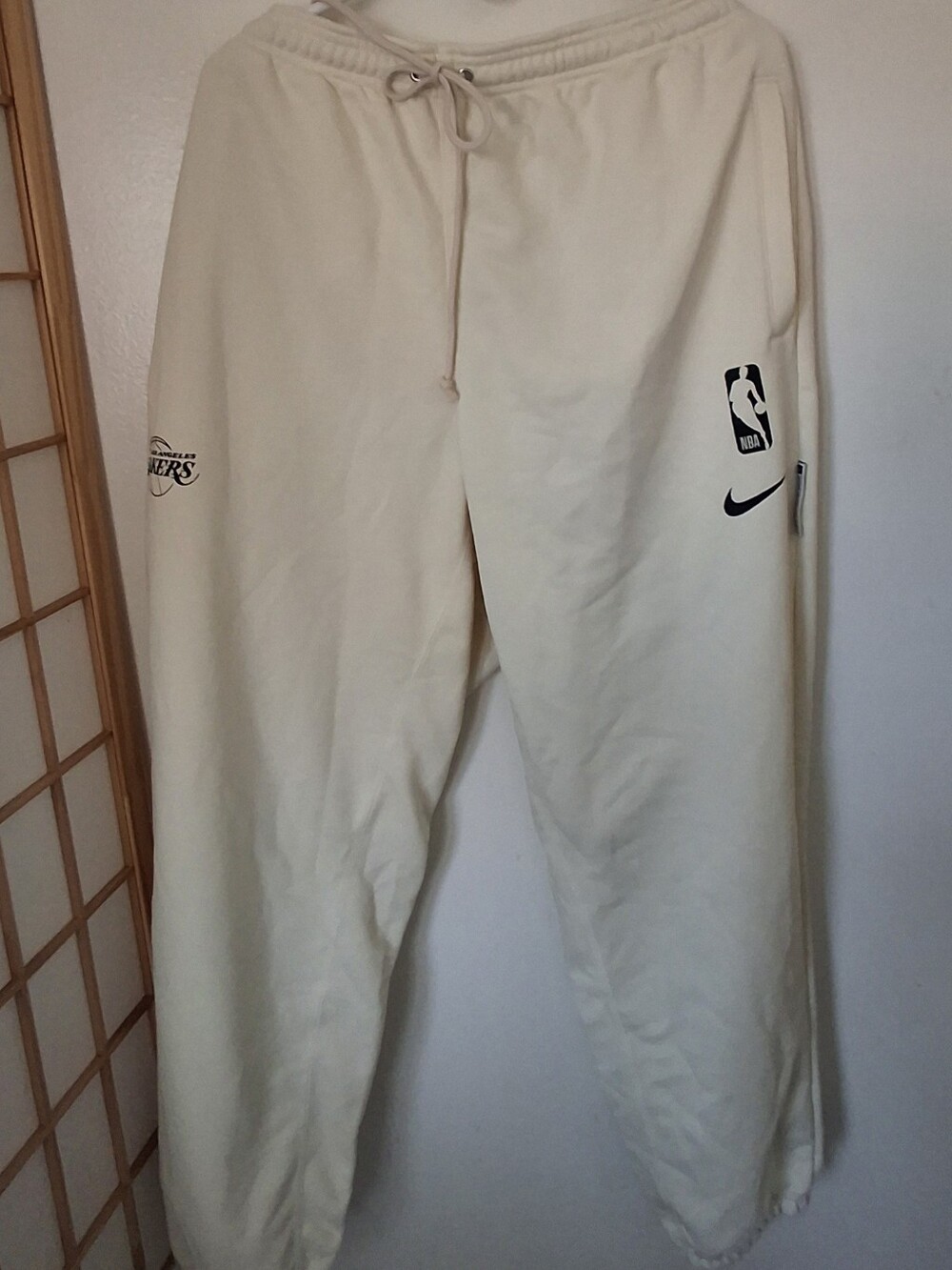Los Angeles Lakers sweatpants feature an elastic drawstring waistband Size XL